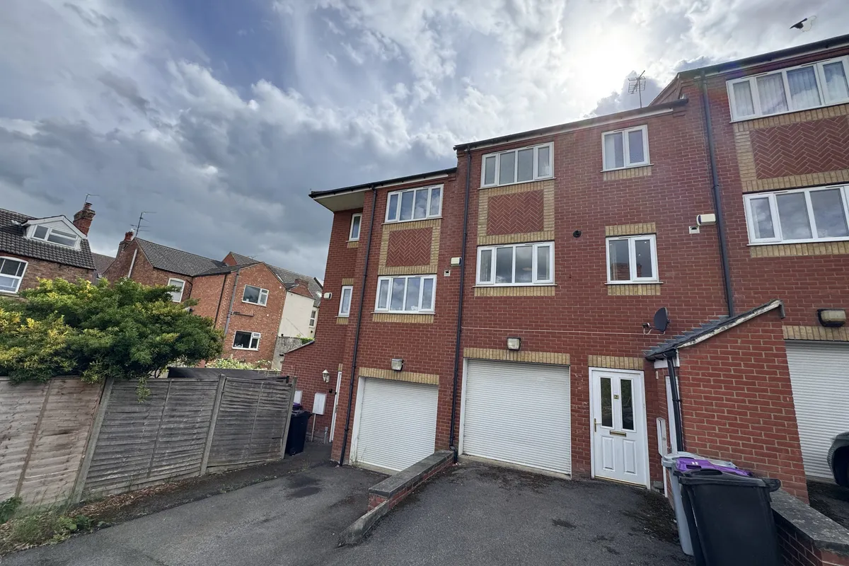 Empire Court, GRANTHAM
