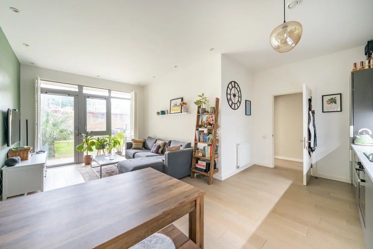 10 Chatfield Road, London, SW11 photo 1
