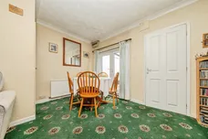 Warwick Avenue, Woodbridge