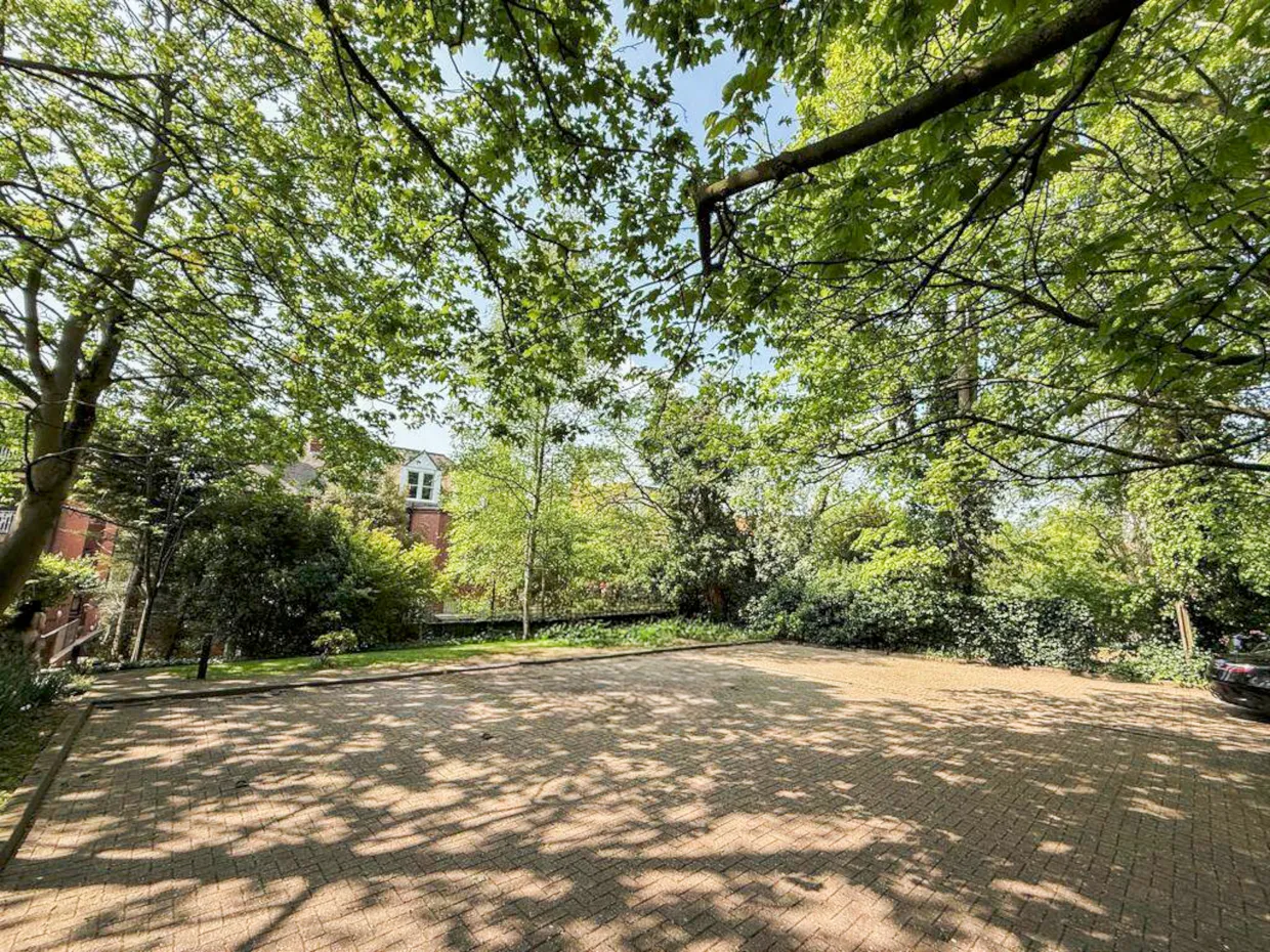 Finchley Road, London, NW3 photo 8