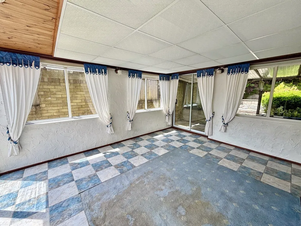 Property carousel item 11