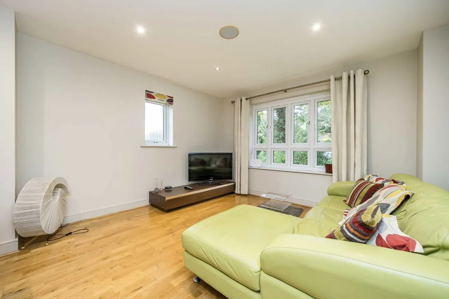 Brooklands Road, Weybridge, KT13 photo 2