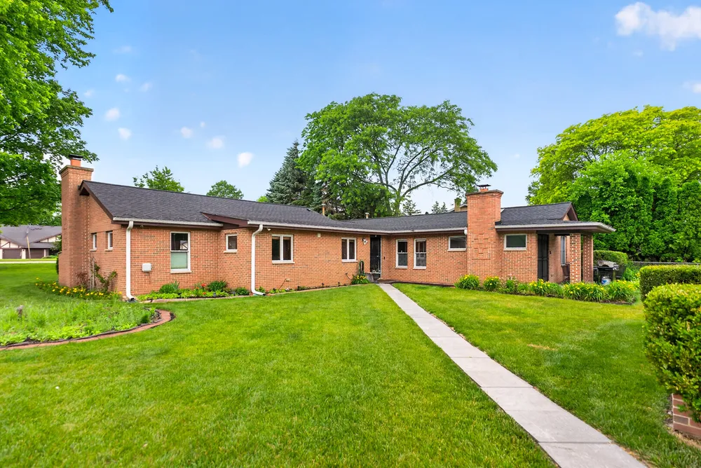 21 S Elmhurst Rd, Prospect Heights, IL 60070