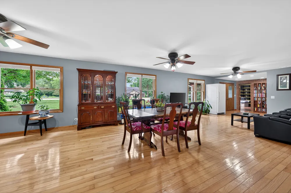 21 S Elmhurst Rd, Prospect Heights, IL 60070