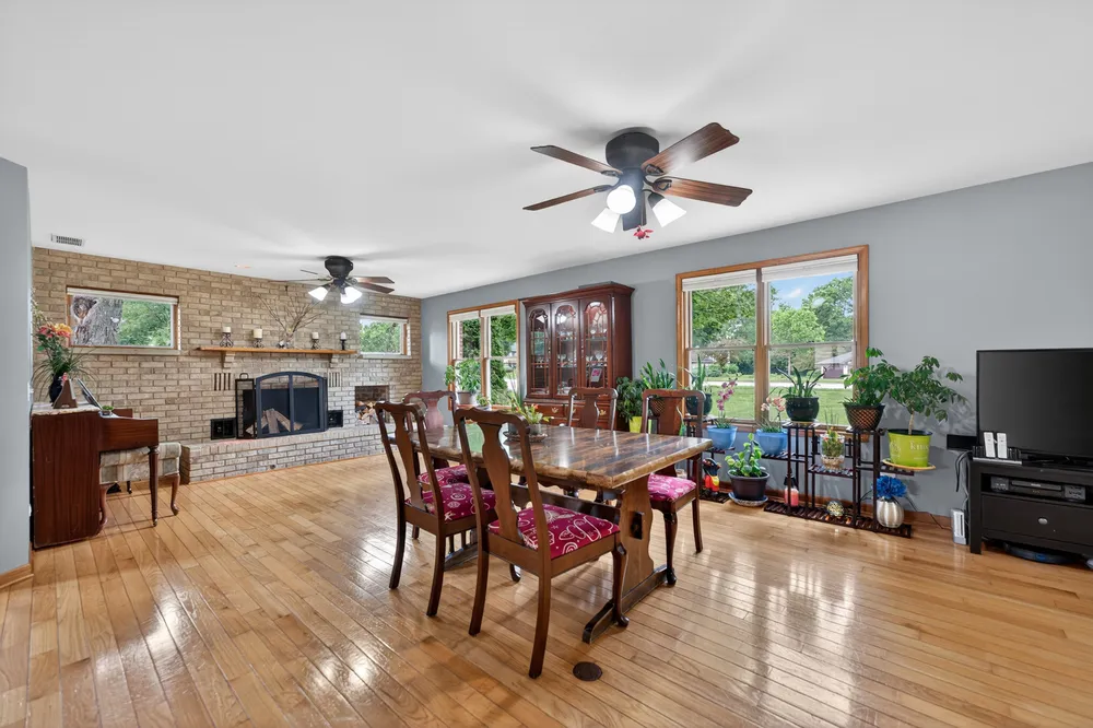 21 S Elmhurst Rd, Prospect Heights, IL 60070