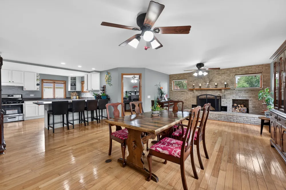 21 S Elmhurst Rd, Prospect Heights, IL 60070