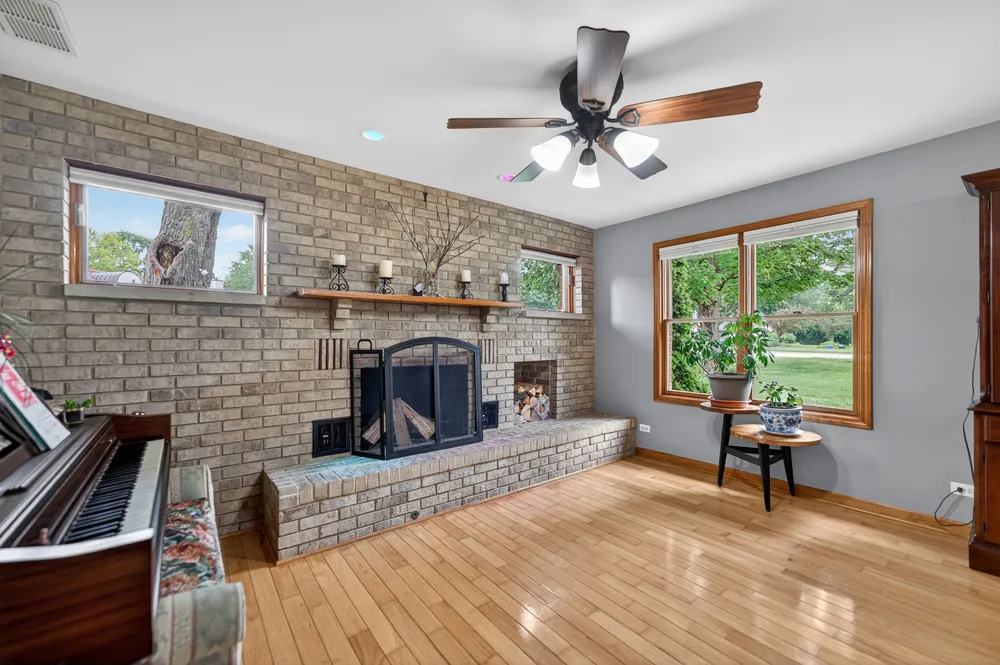 21 S Elmhurst Rd, Prospect Heights, IL 60070