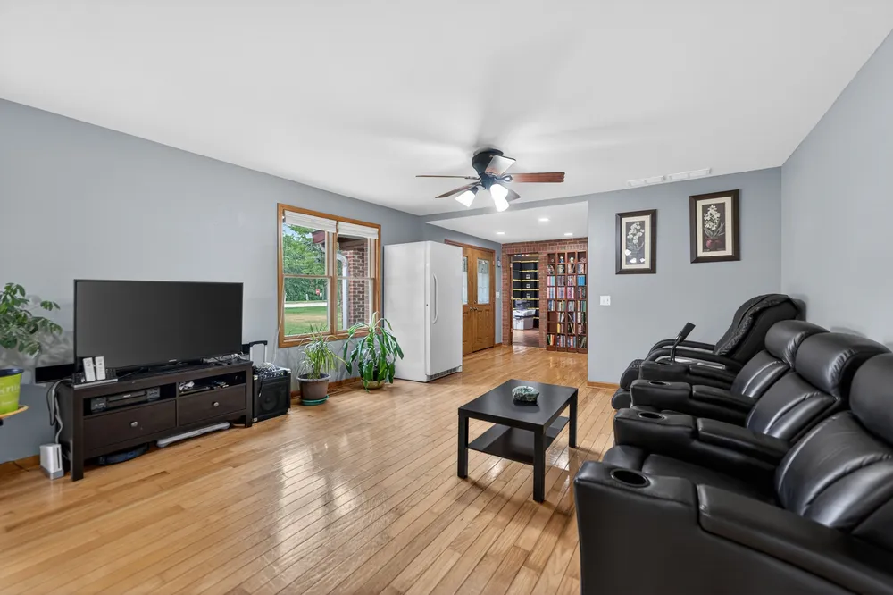 21 S Elmhurst Rd, Prospect Heights, IL 60070