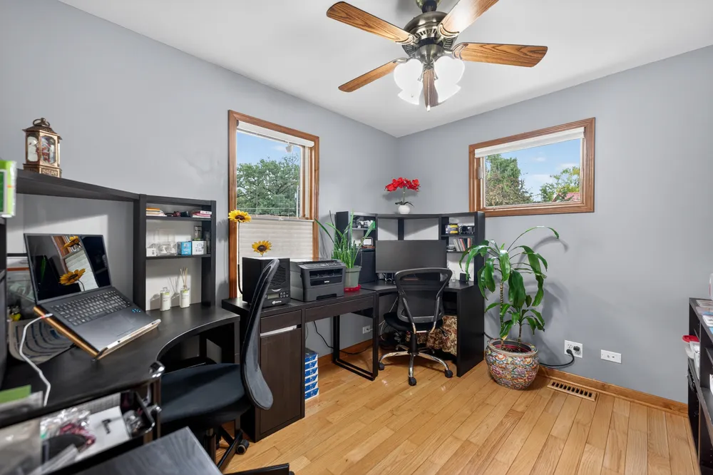 21 S Elmhurst Rd, Prospect Heights, IL 60070