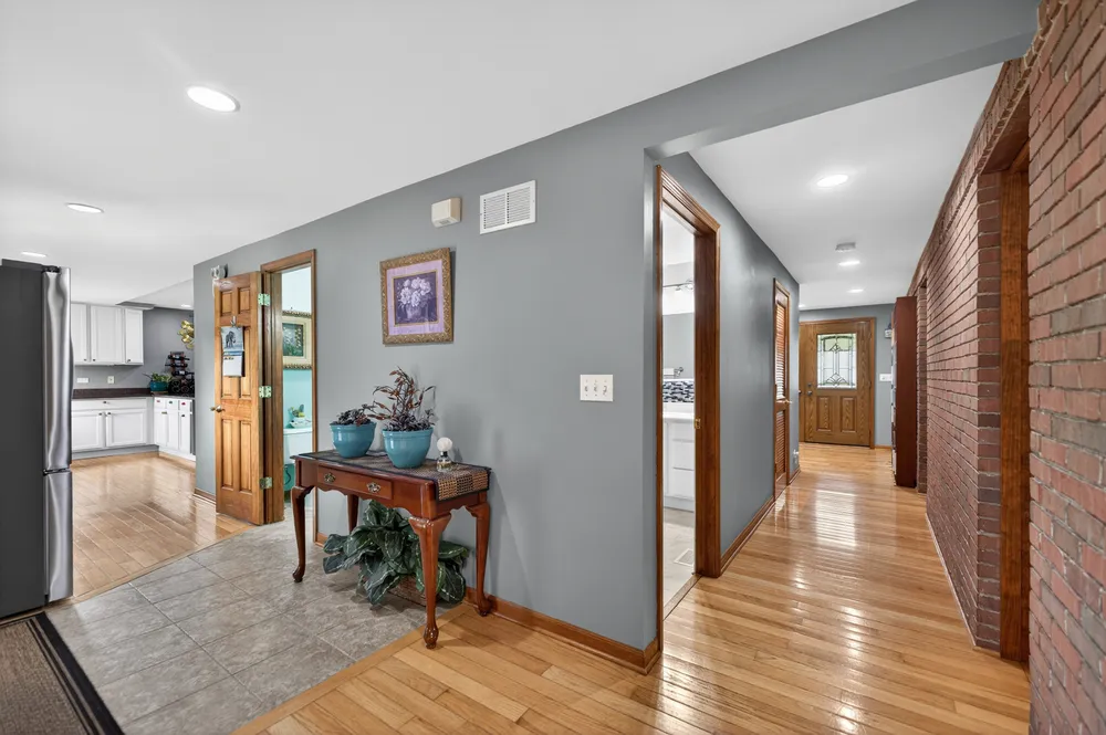21 S Elmhurst Rd, Prospect Heights, IL 60070