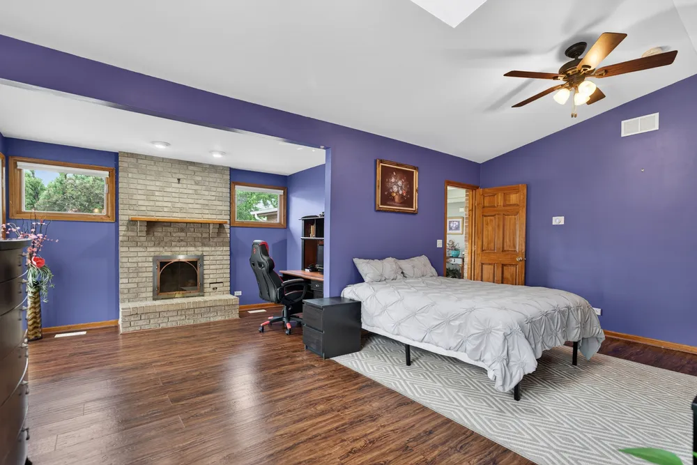 21 S Elmhurst Rd, Prospect Heights, IL 60070