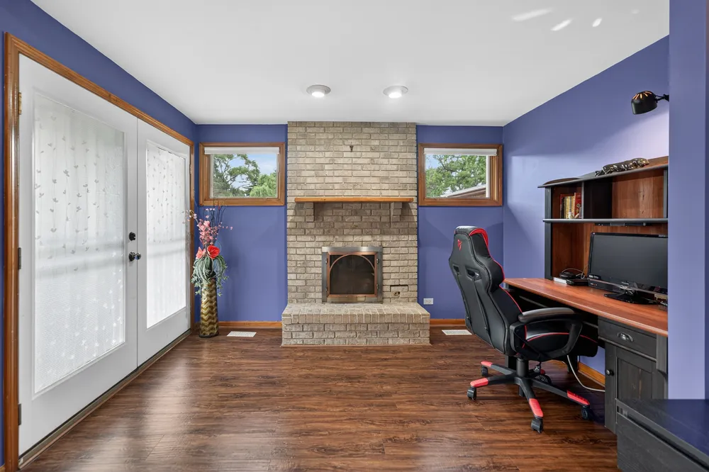 21 S Elmhurst Rd, Prospect Heights, IL 60070