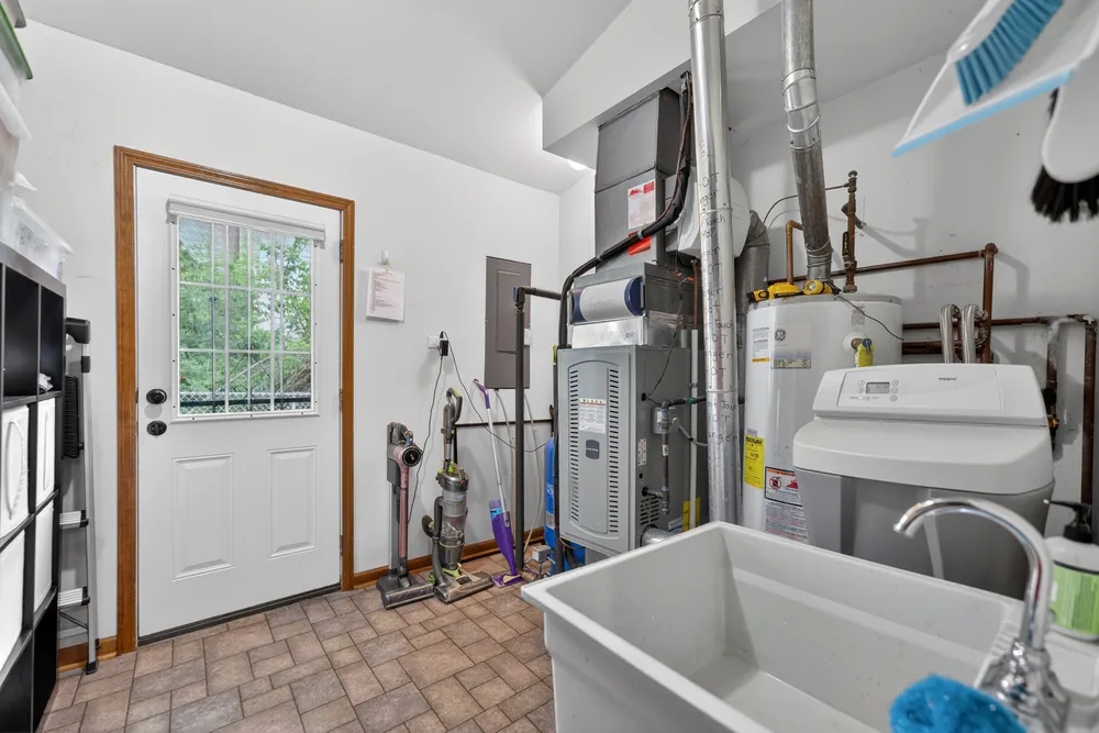 21 S Elmhurst Rd, Prospect Heights, IL 60070