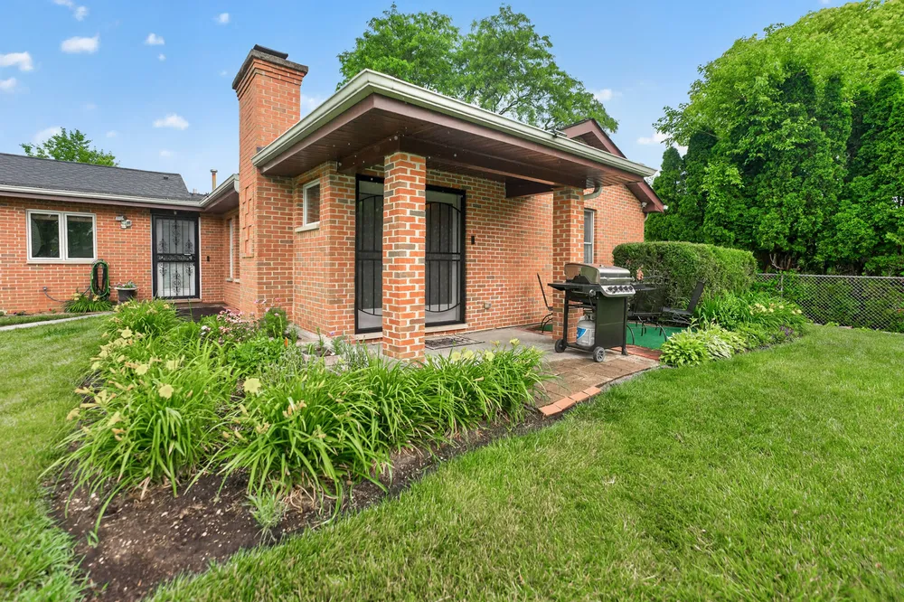 21 S Elmhurst Rd, Prospect Heights, IL 60070