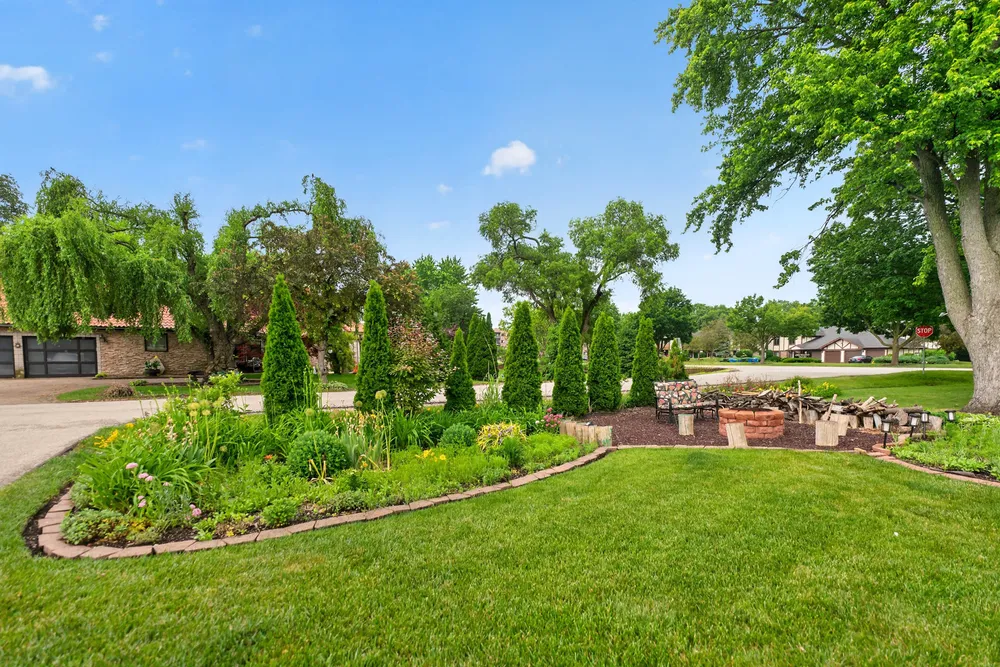 21 S Elmhurst Rd, Prospect Heights, IL 60070