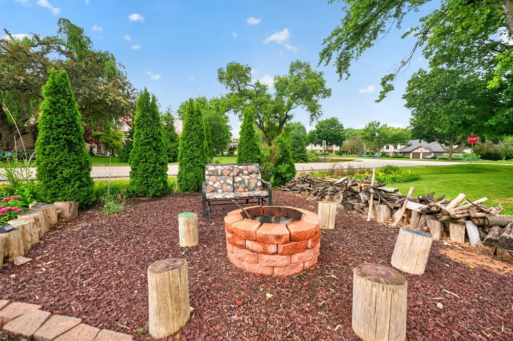 21 S Elmhurst Rd, Prospect Heights, IL 60070