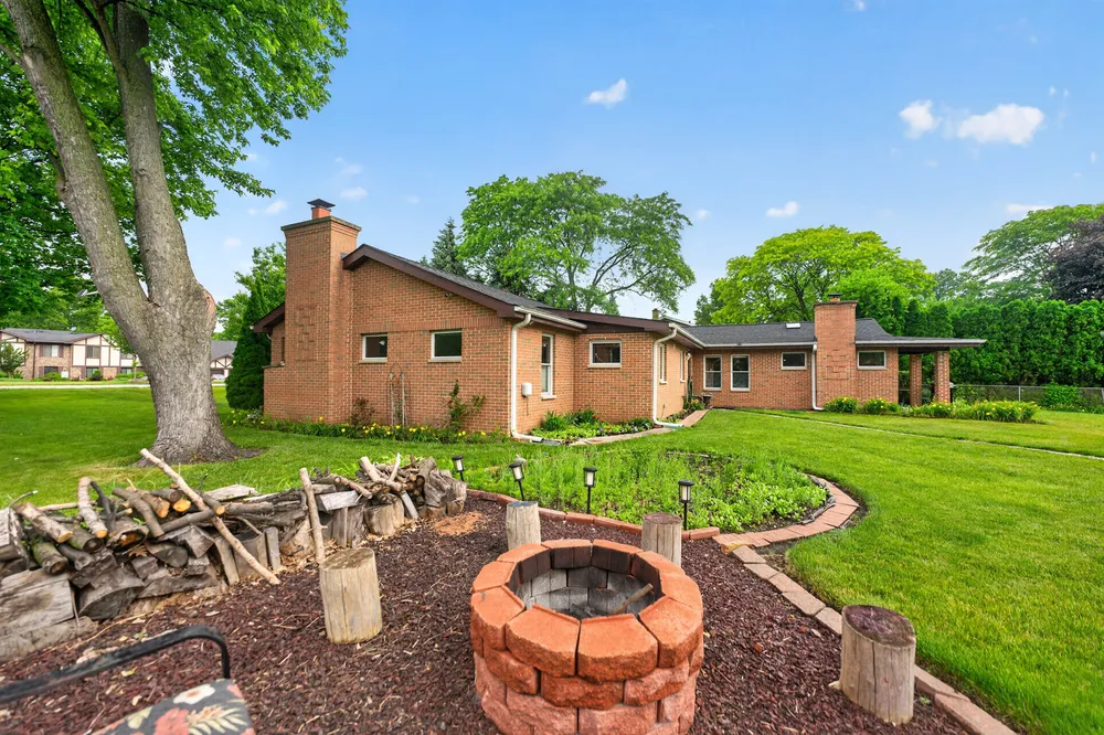 21 S Elmhurst Rd, Prospect Heights, IL 60070