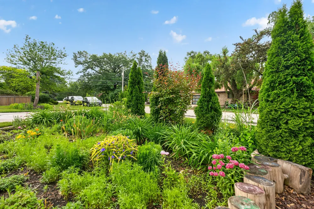21 S Elmhurst Rd, Prospect Heights, IL 60070
