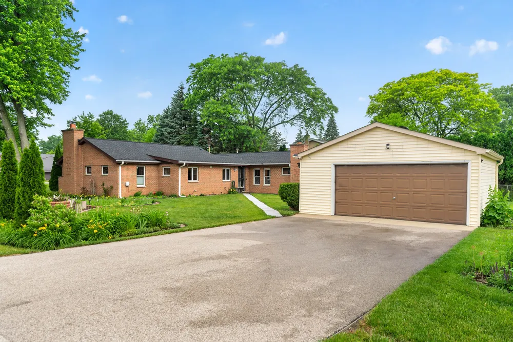 21 S Elmhurst Rd, Prospect Heights, IL 60070