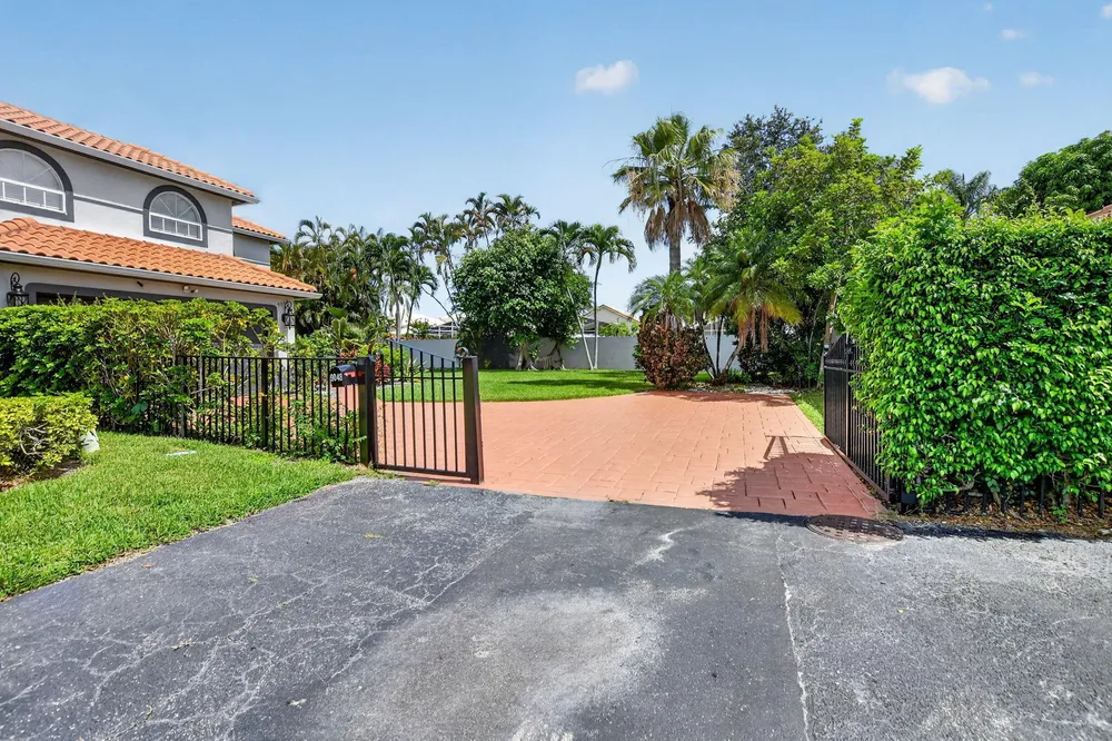 9048 Villa Portofino Circle, Boca Raton, FL 33496