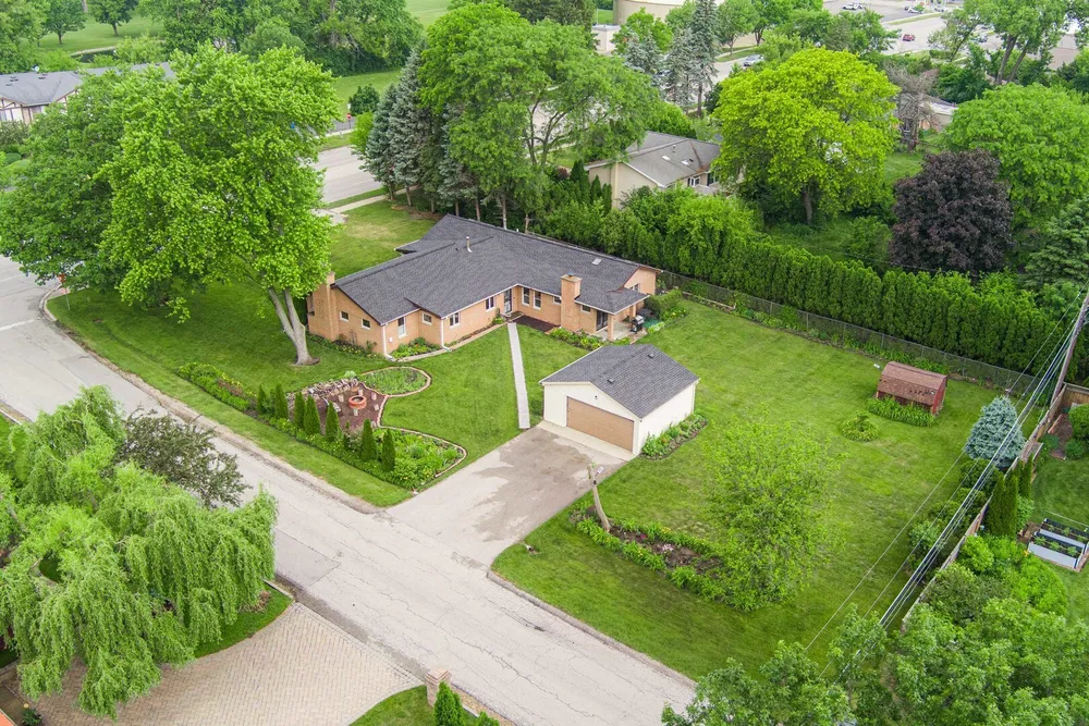 21 S Elmhurst Rd, Prospect Heights, IL 60070