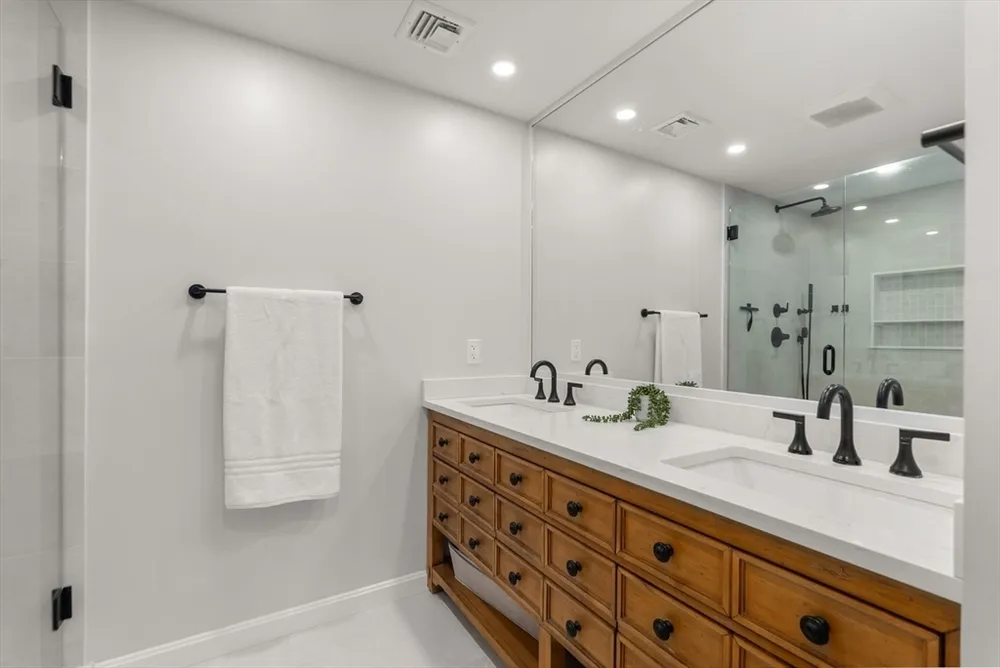 6 Hampton Ct, Lynnfield, MA 01940