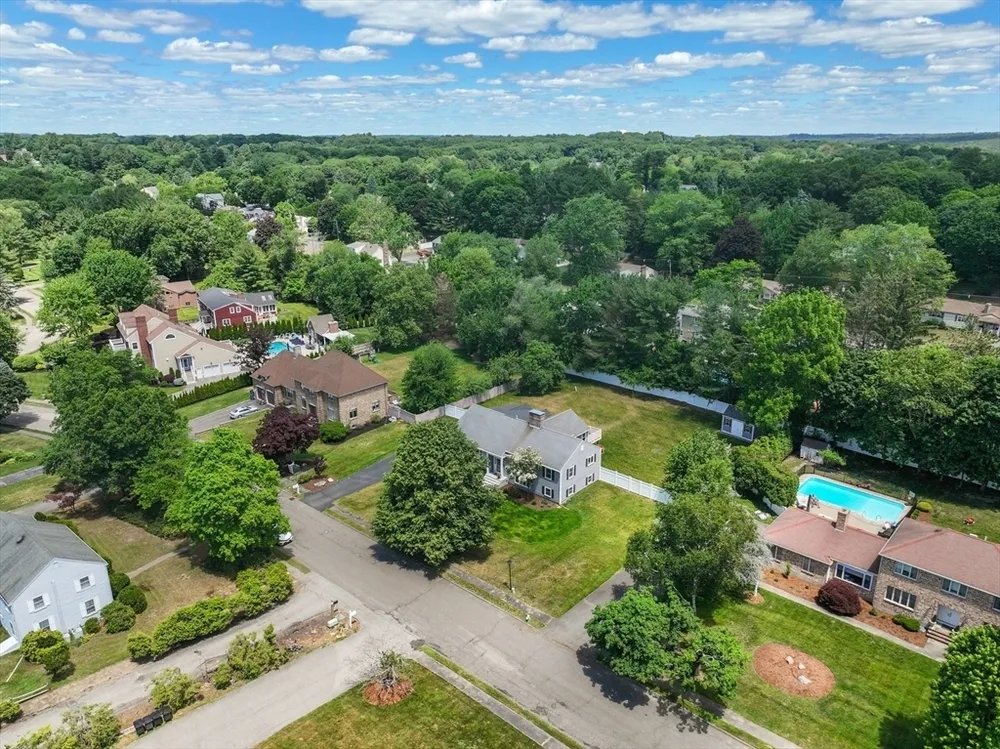 6 Hampton Ct, Lynnfield, MA 01940
