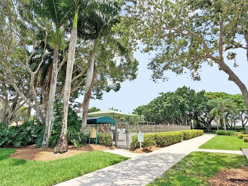1212 Falls Blvd, Weston, FL 33327
