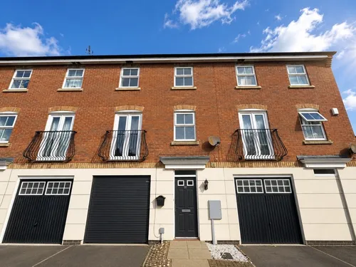Fieldfare Close, Corbyphoto