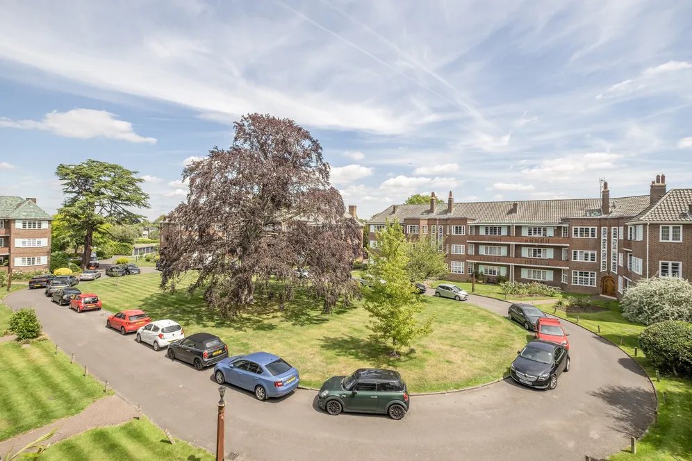 Roehampton Close, London, SW15 photo 4
