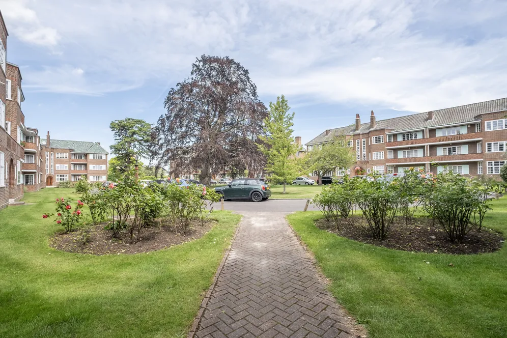 Roehampton Close, London, SW15 photo 14