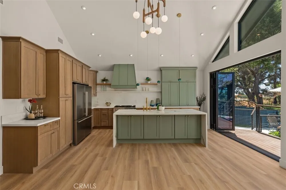 32 W Las Flores Dr, Altadena, CA 91001