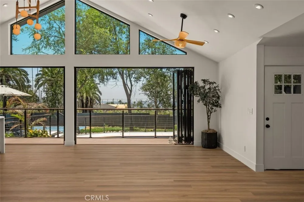 32 W Las Flores Dr, Altadena, CA 91001