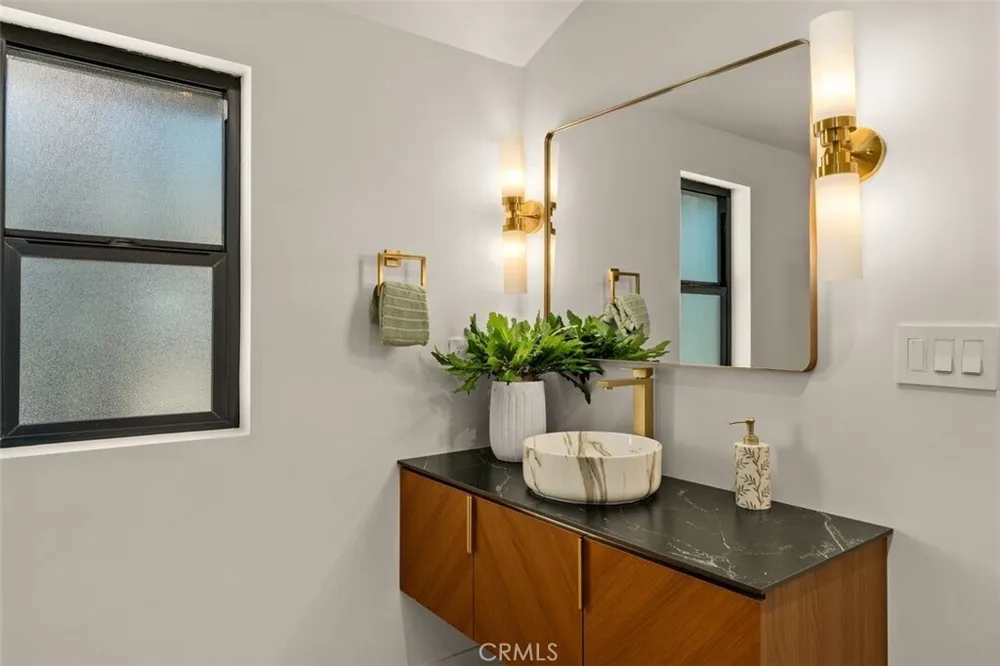 32 W Las Flores Dr, Altadena, CA 91001