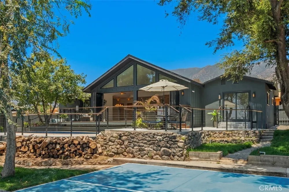 32 W Las Flores Dr, Altadena, CA 91001