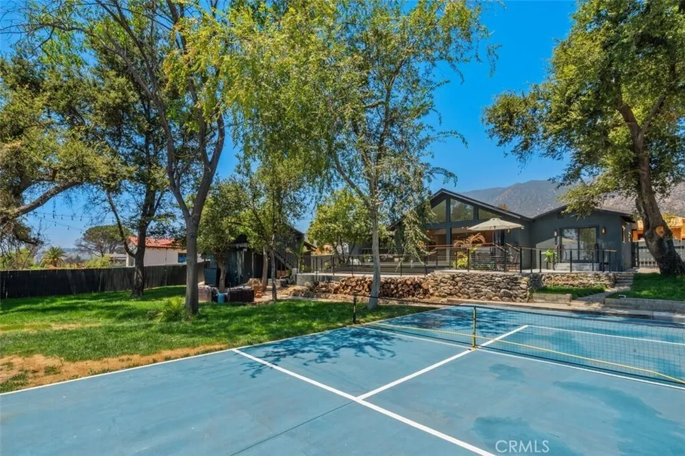 32 W Las Flores Dr, Altadena, CA 91001