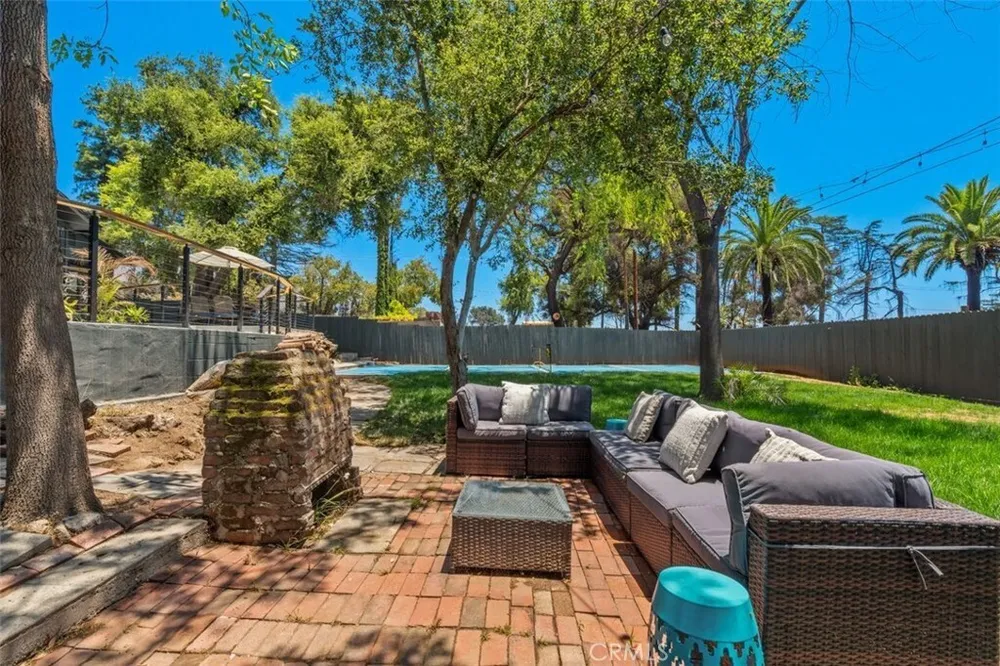 32 W Las Flores Dr, Altadena, CA 91001