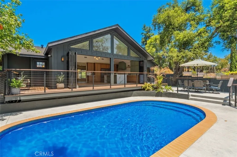 32 W Las Flores Dr, Altadena, CA 91001