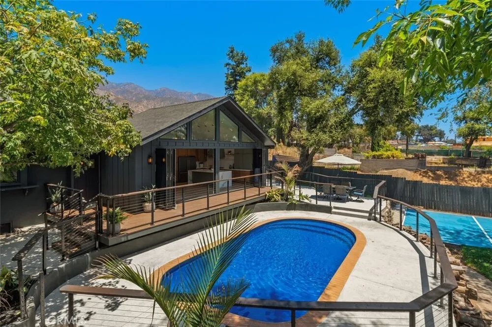 32 W Las Flores Dr, Altadena, CA 91001