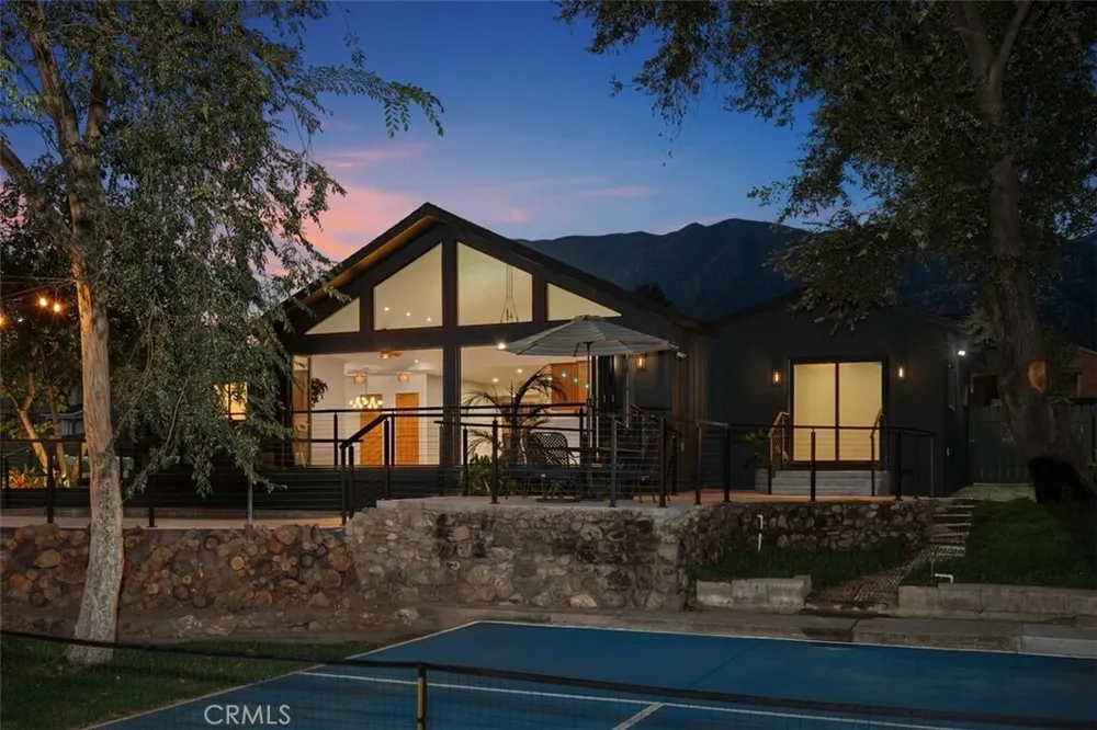 32 W Las Flores Dr, Altadena, CA 91001