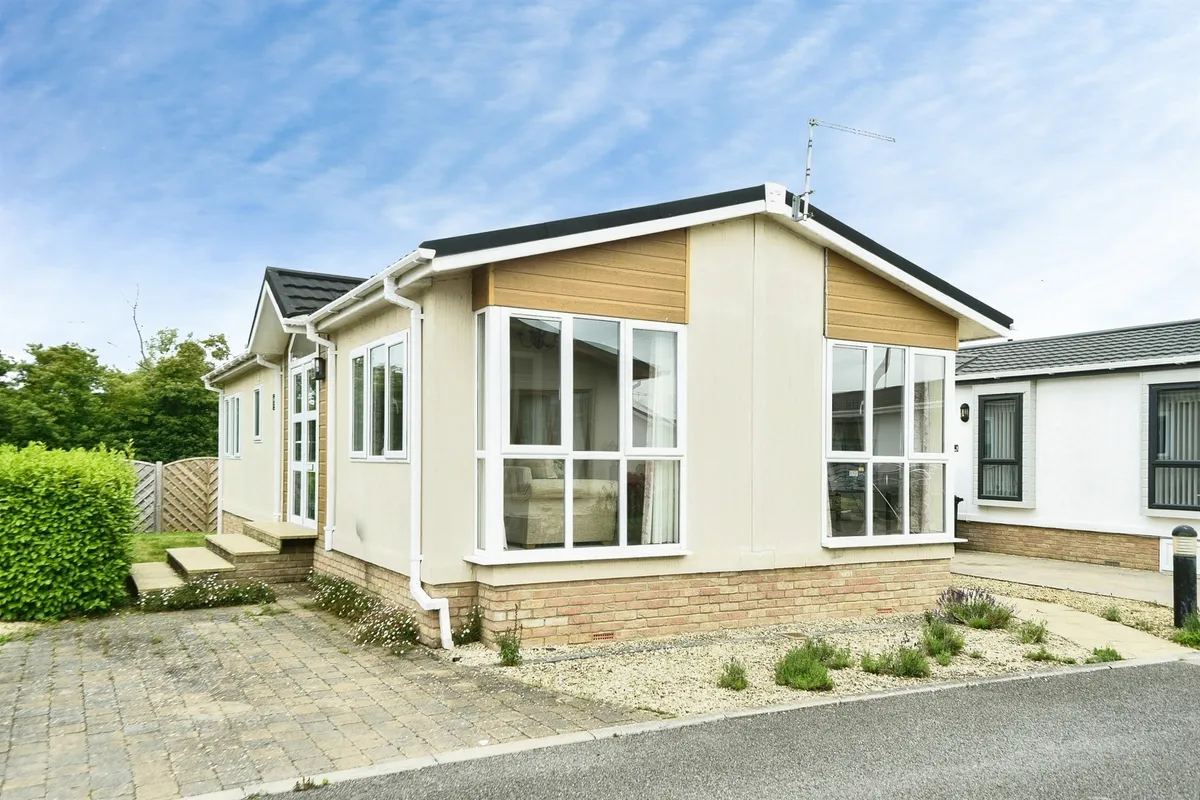 Lechlade Court, Faringdon Road, Lechlade