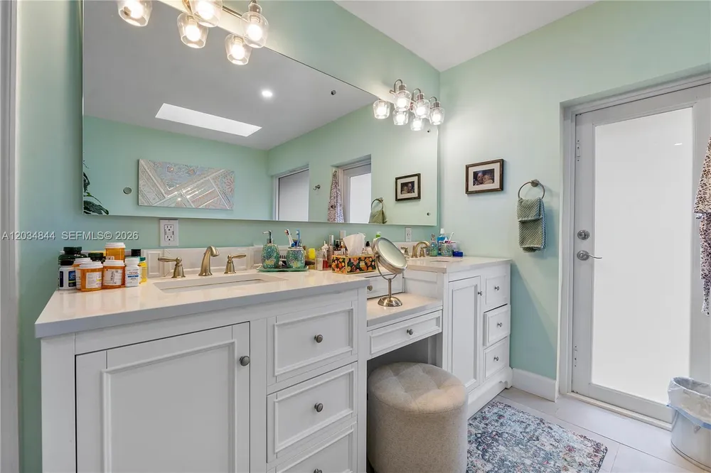 17640 Old Cutler Rd, Palmetto Bay, FL 33157