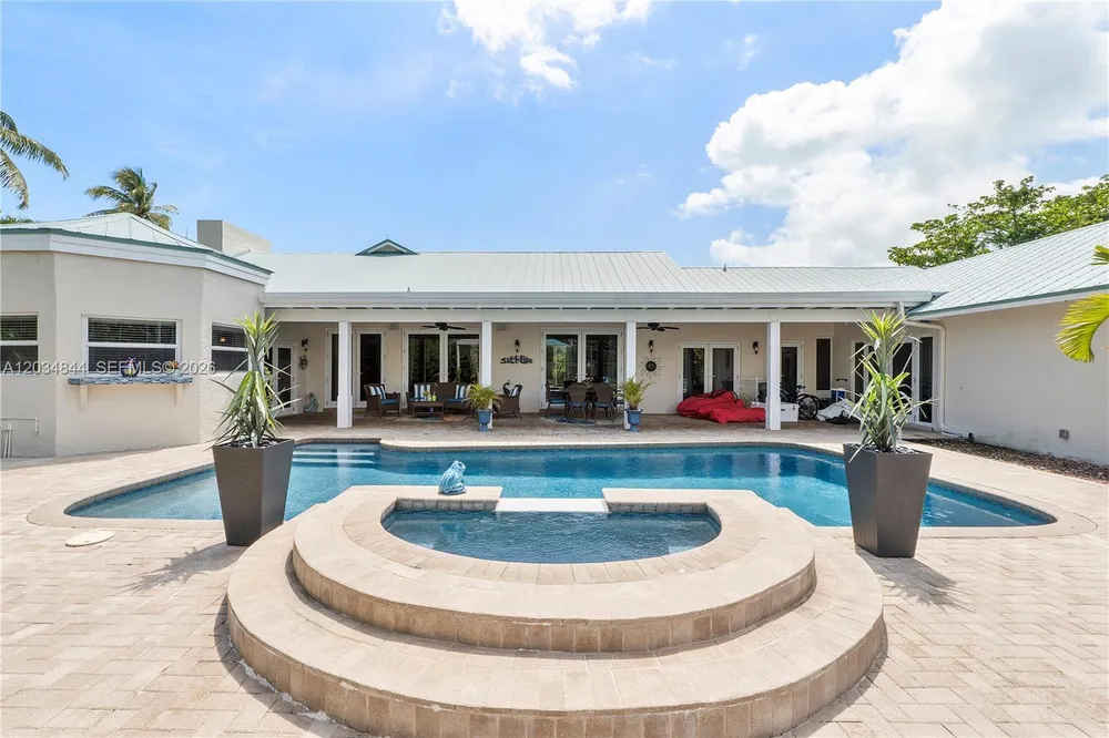 17640 Old Cutler Rd, Palmetto Bay, FL 33157
