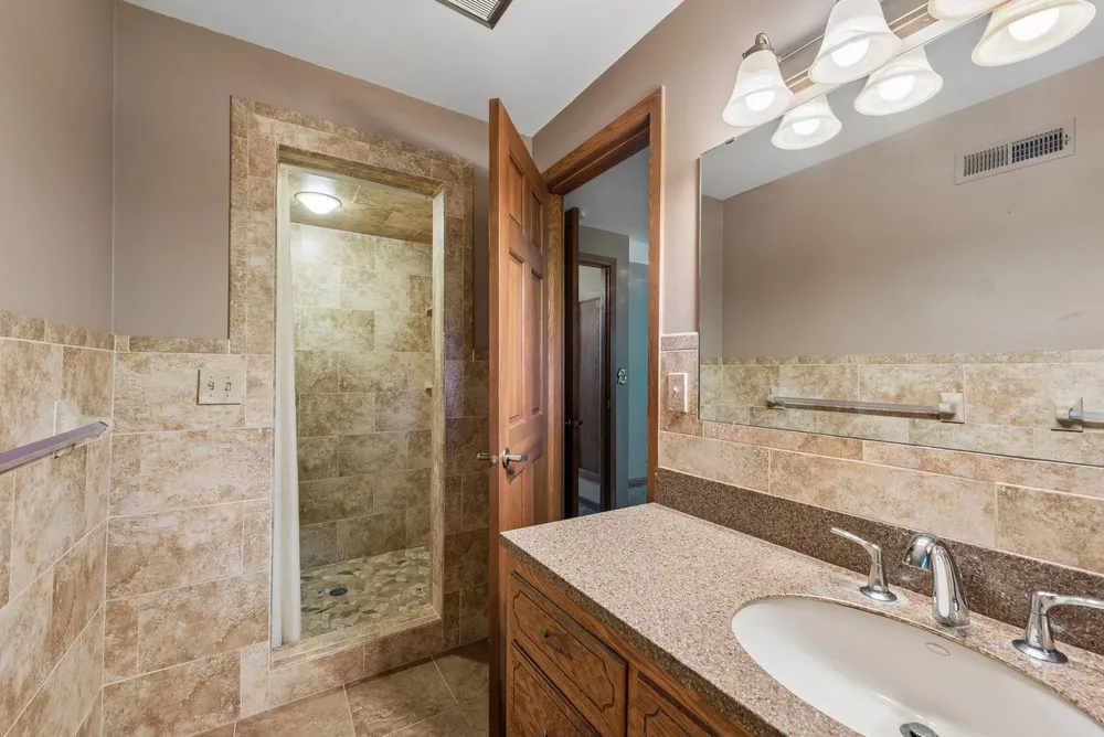 6717 Southdale Rd, Edina, MN 55435