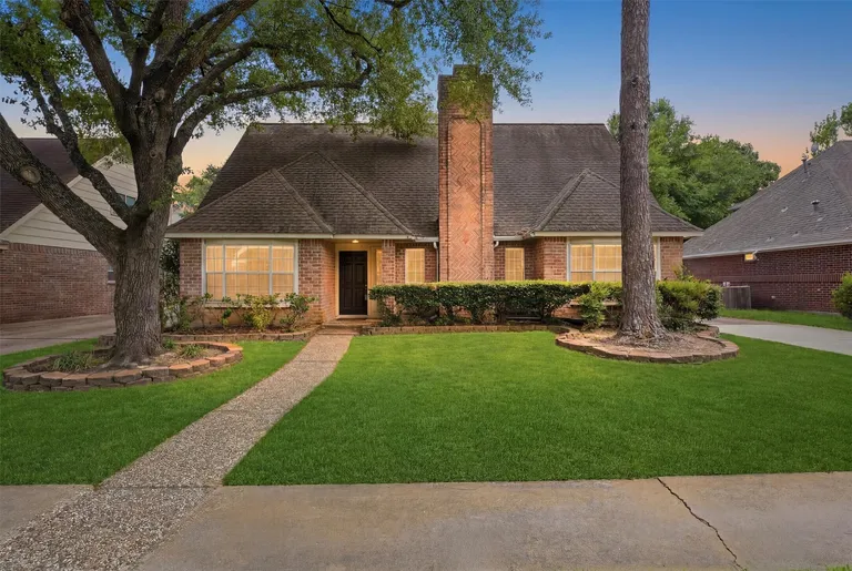 12527 Piping Rock Dr, Houston, TX 77077