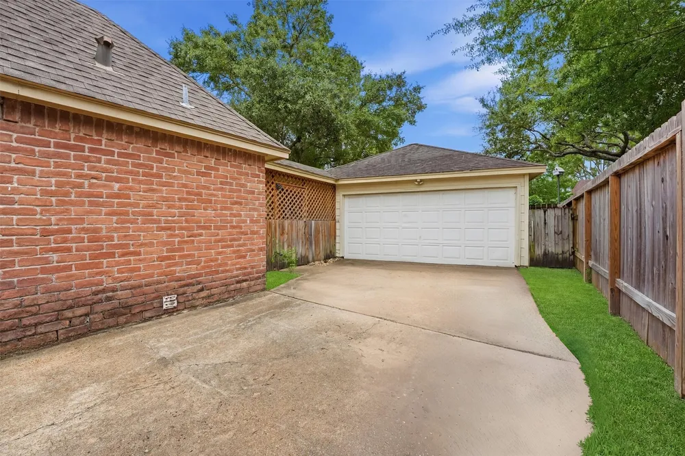 12527 Piping Rock Dr, Houston, TX 77077