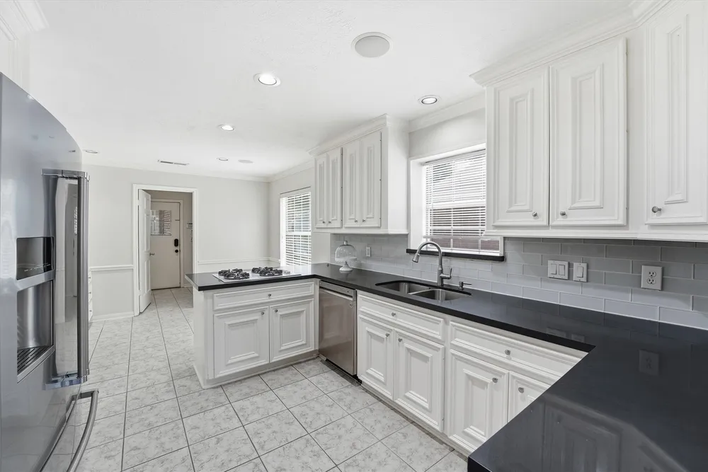 12527 Piping Rock Dr, Houston, TX 77077