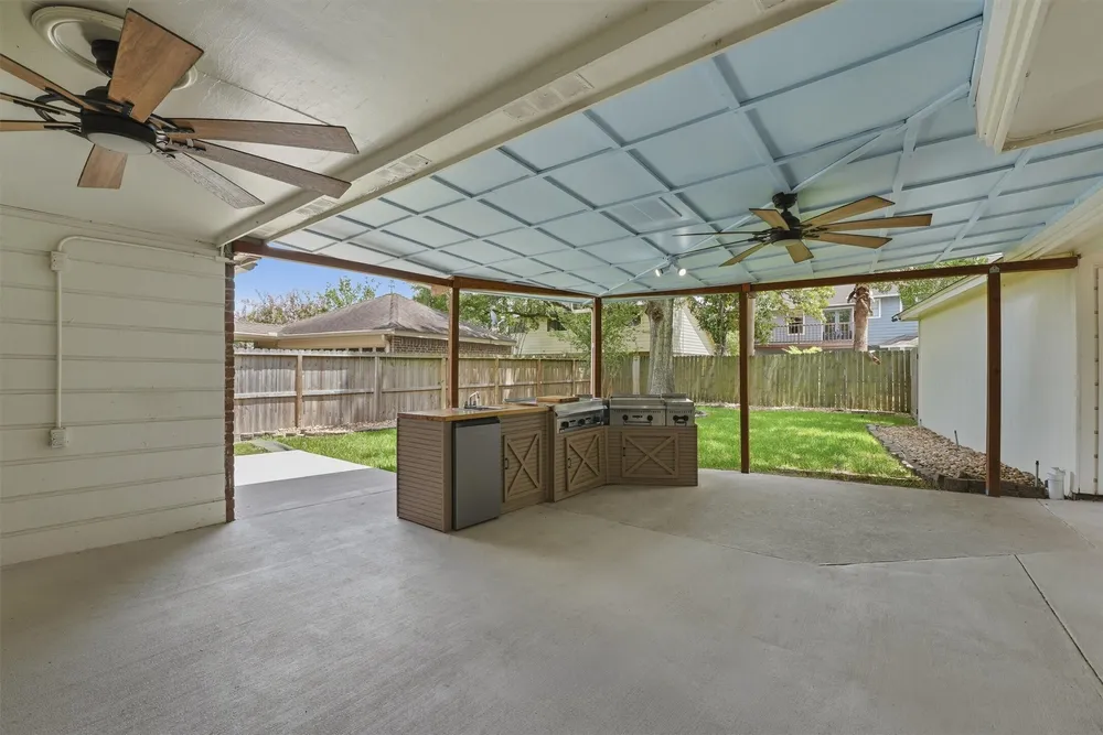 12527 Piping Rock Dr, Houston, TX 77077