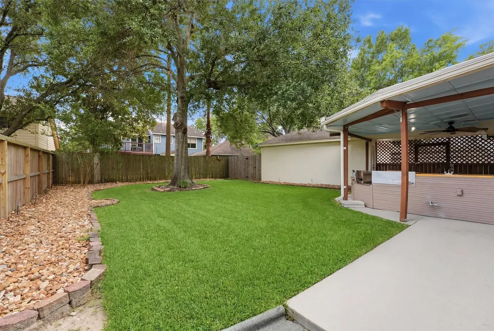 12527 Piping Rock Dr, Houston, TX 77077