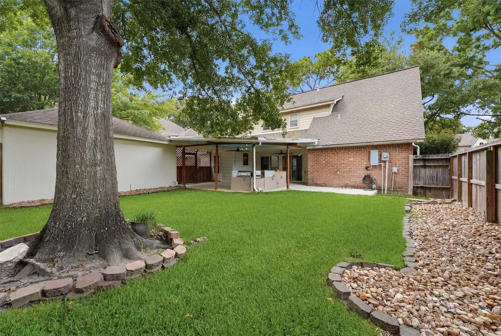 12527 Piping Rock Dr, Houston, TX 77077